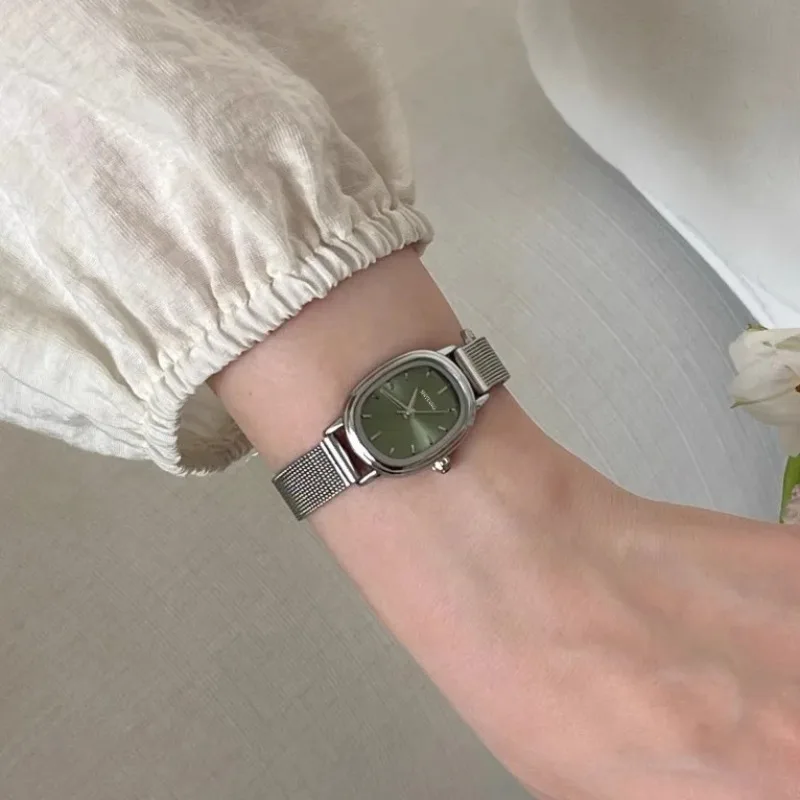 Quiet Luxury Watch - 작은 타원형 다이얼 녹색 시계 간단한