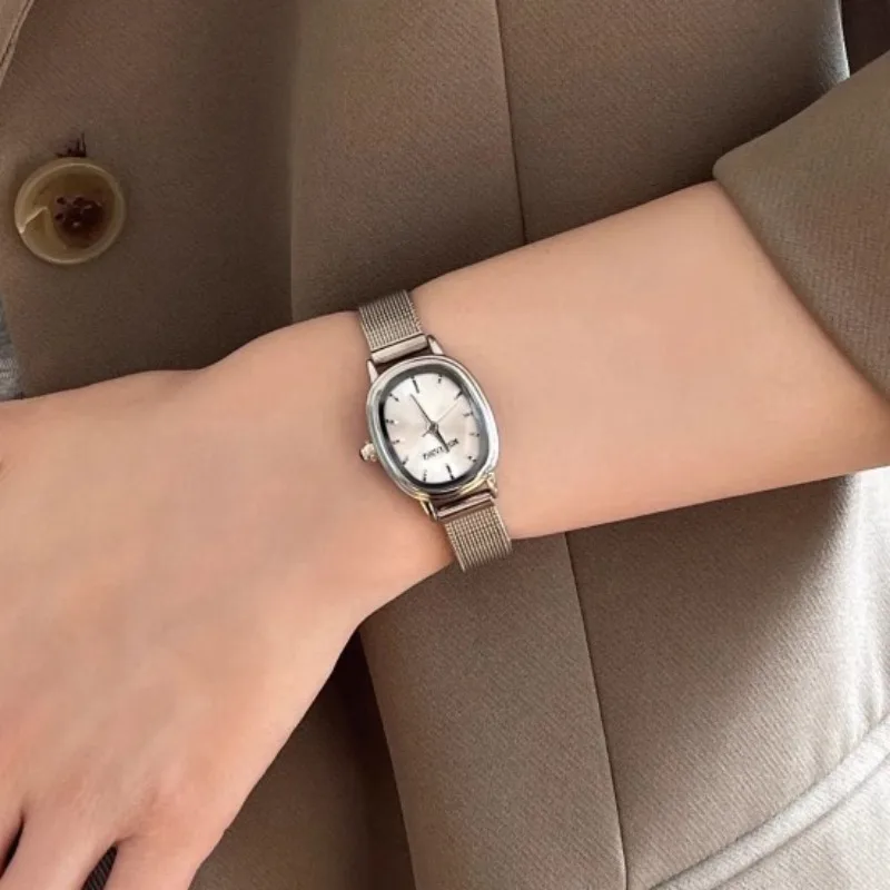 작은 타원형 다이얼 녹색 시계 간단한 스테인레스 스틸  - Quiet Luxury Watch 리뷰 및 가격